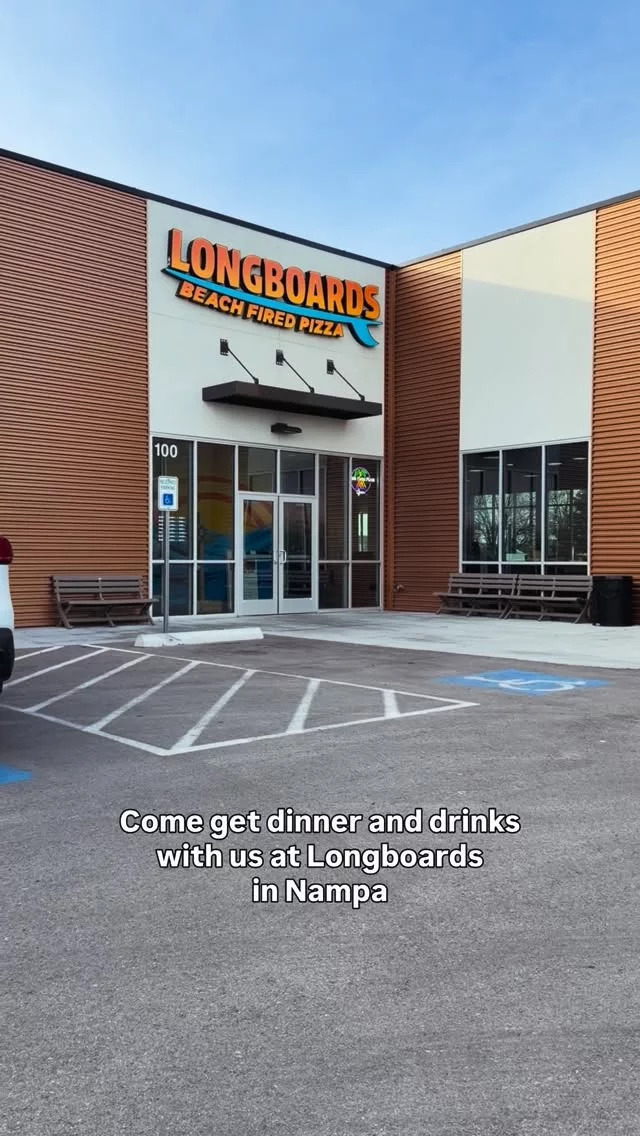 Longboards in Nampa is the kind of spot that feels casual enough to relax but fun enough to remember. You pick your pour right off the wall, share a beach fired pizza, and ENJOY!🍕🍺🍷